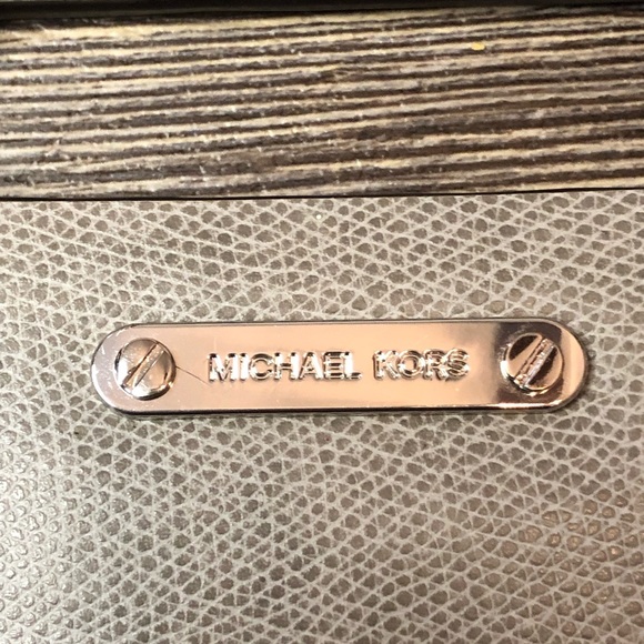 Michael Kors Large Grey Clutch with Short Shoulder Strap magnetic closure EUC - Picture 2 of 9